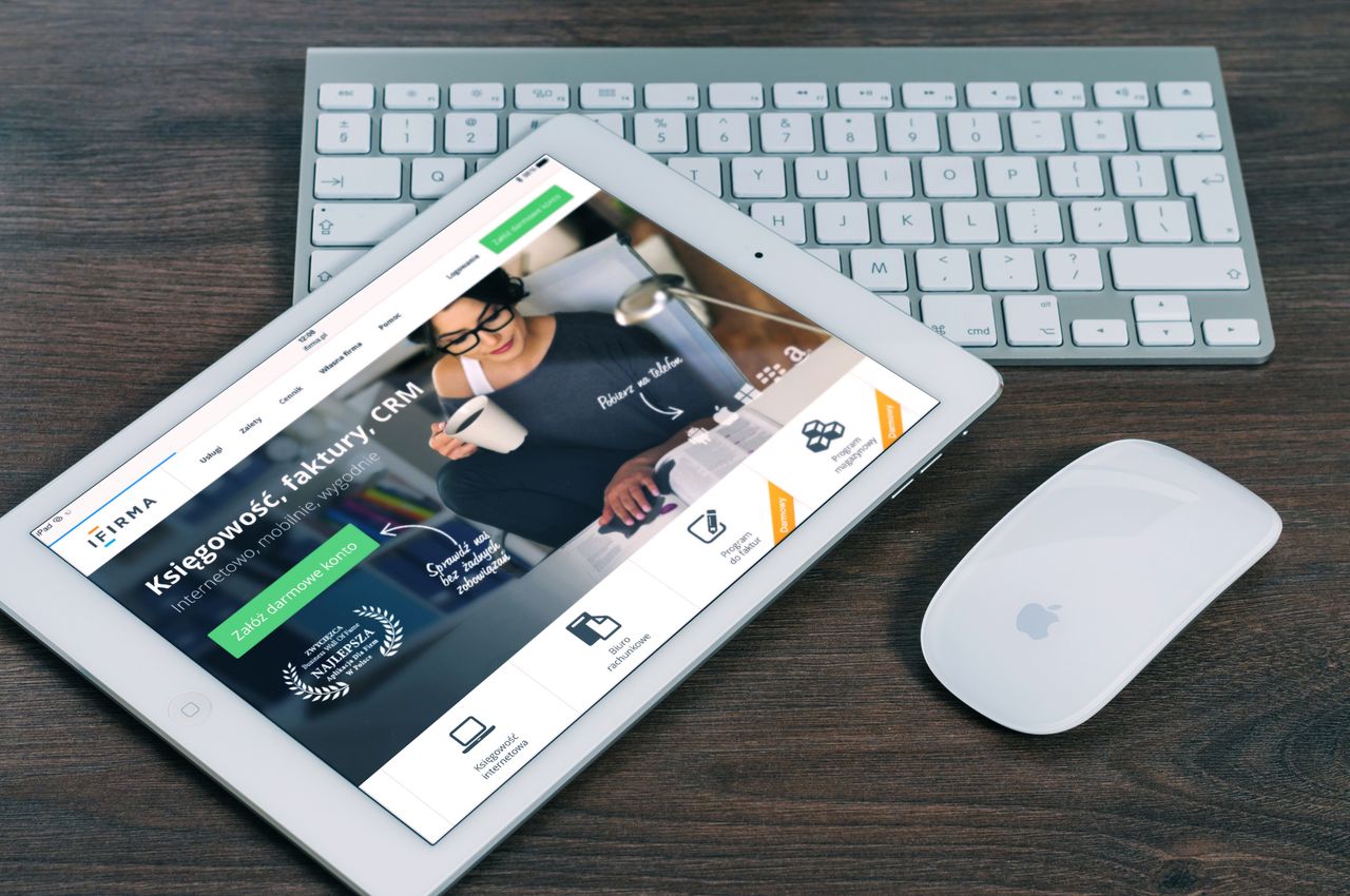 मुखपृष्ठ A tablet with a financial website open, alongside a white keyboard and mouse. Ideal for tech-theme stock images.